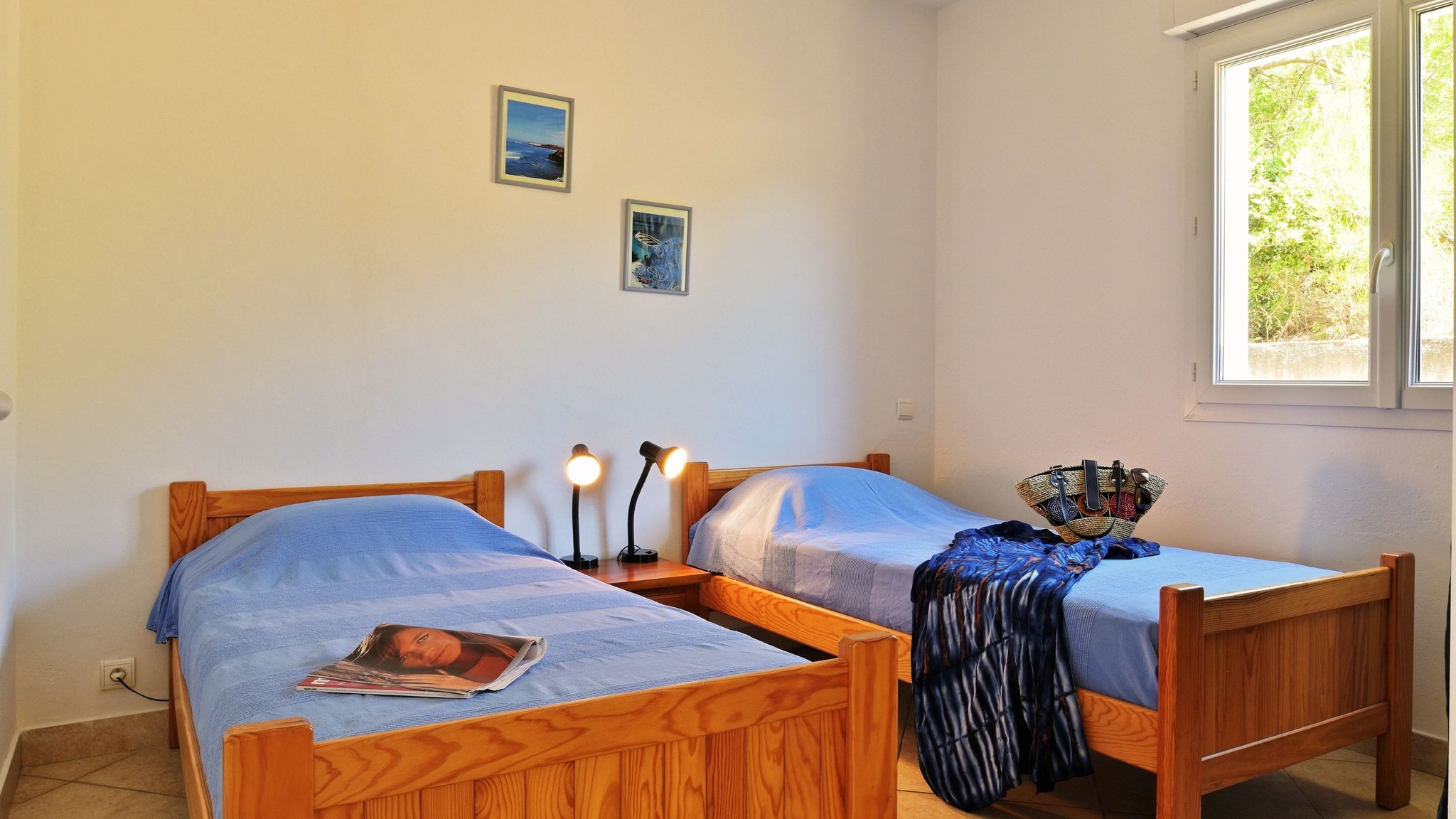 Chambre avec lits separés dans villa en bord de mer à la location