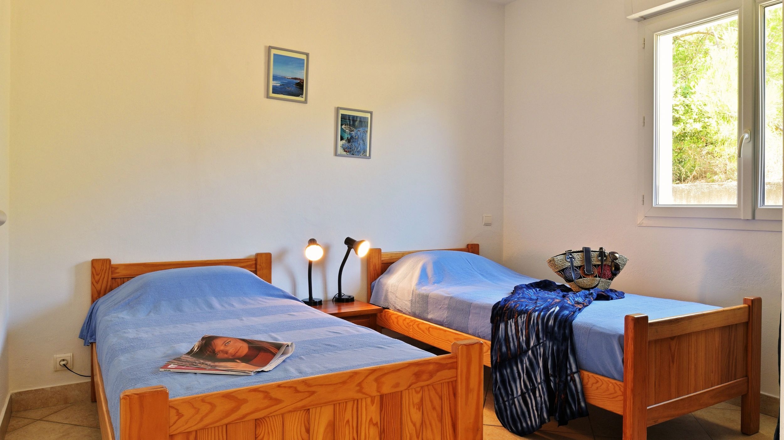 Chambre avec lits separés dans villa en bord de mer à la location