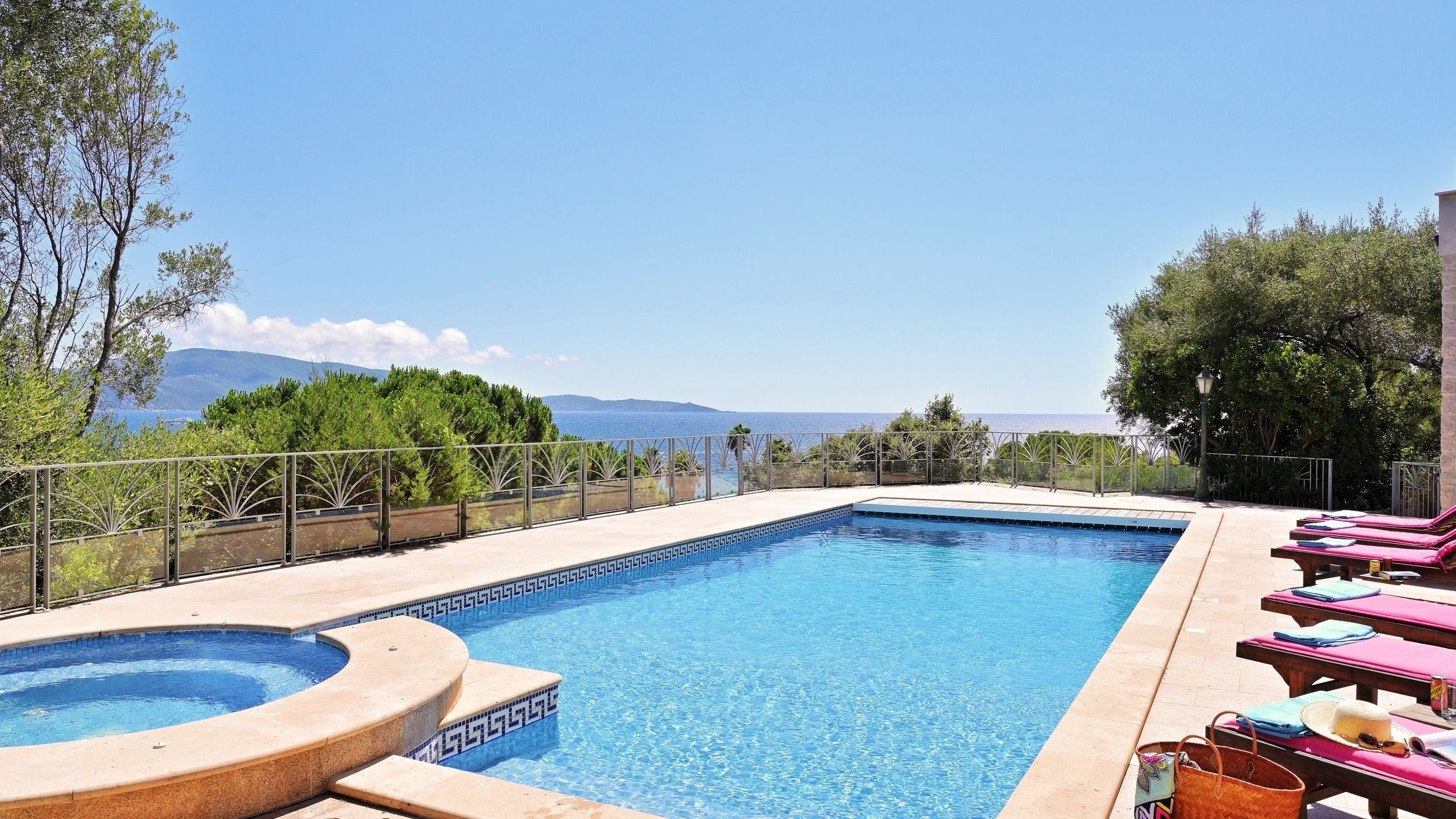 Location de villa avec piscine en bord de mer à Olmeto