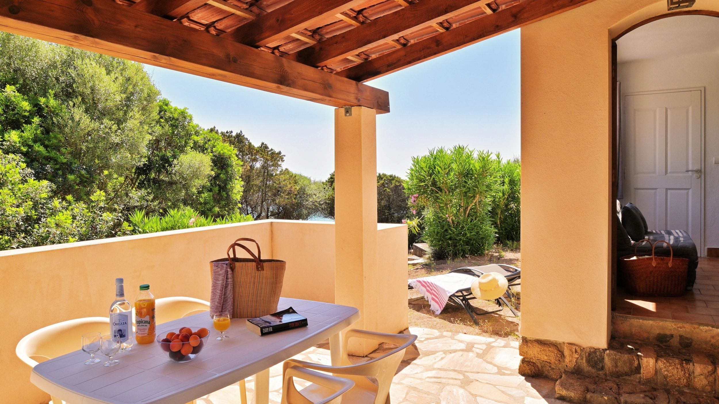 Location de villa avec terrasse et vue sur la nature en bord de mer à Propriano