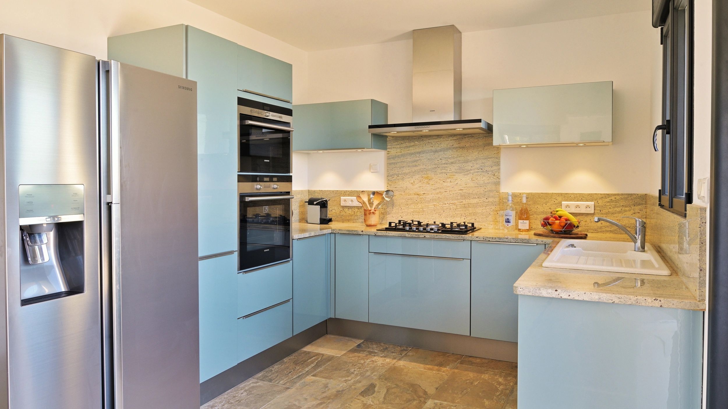 Cuisine équipée dans villa en bord de mer en location estivale à Propriano