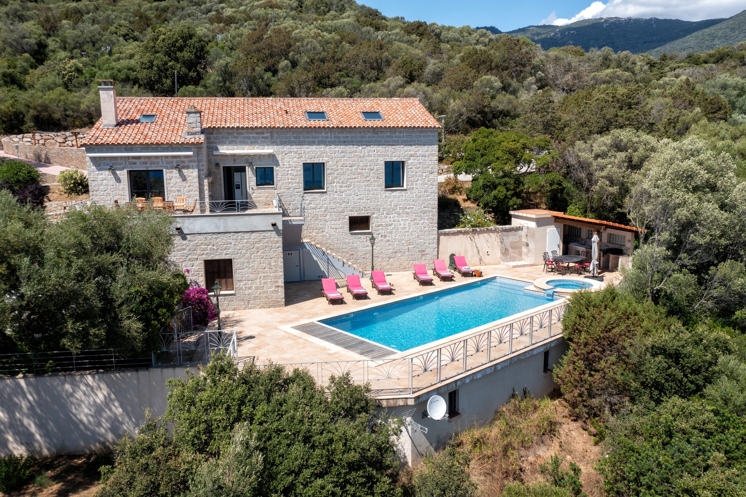 Location de villa avec piscine en bord de mer à Propriano